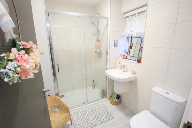 EN SUITE SHOWER ROOM