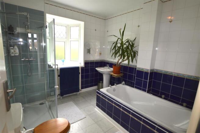 FAMILY BATH/SHOWER ROOM: