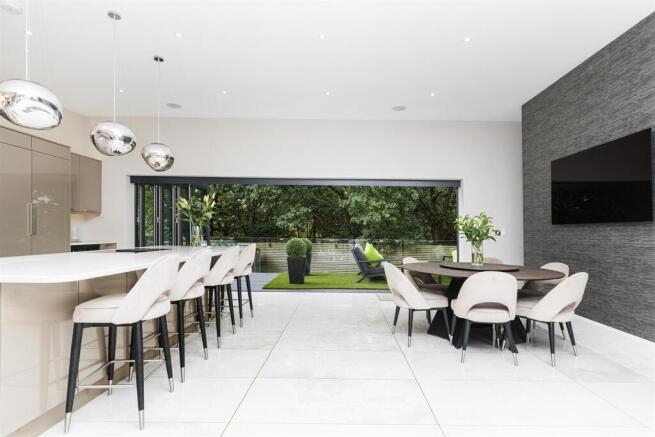 5 bed Detached for sale Image 12
