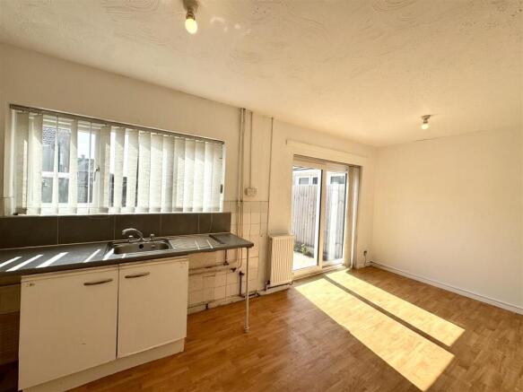 KITCHEN/DINING ROOM