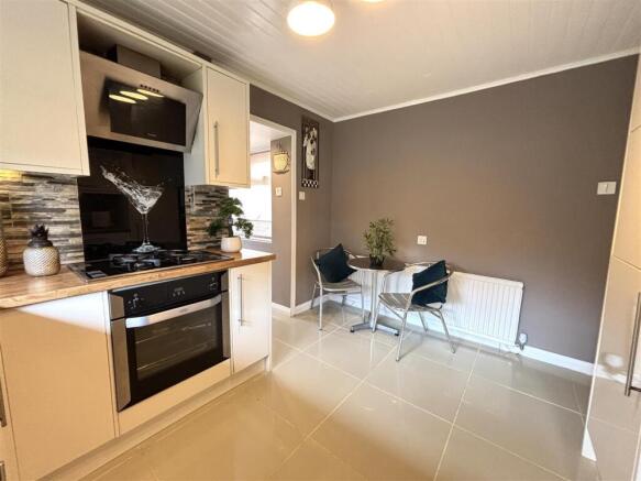 4 bed Detached for sale Image 12
