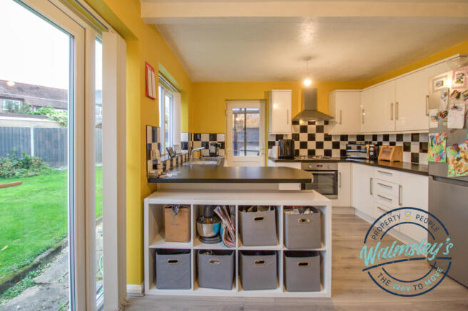 Kitchen with breakfast bar
