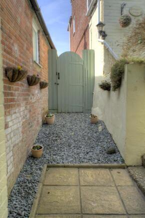 Gate to side entrance