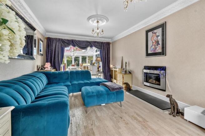 4 bed Detached for sale Image 11