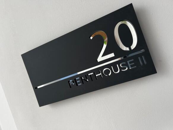 2 bed Penthouse to rent Image 8
