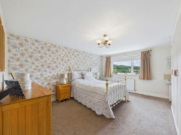 4 bed Detached for sale Image 6