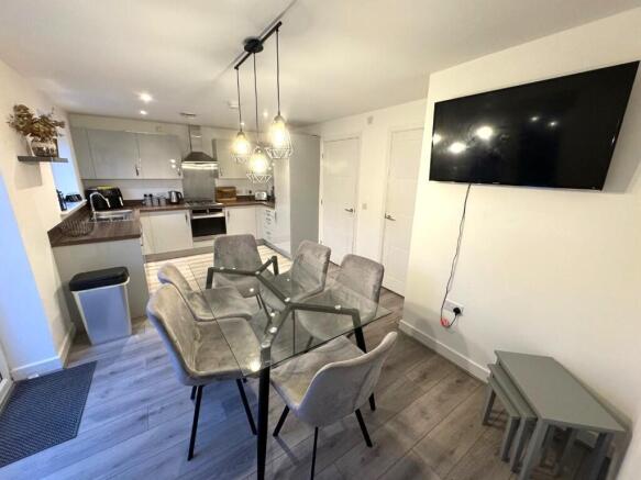 KITCHEN / DINER