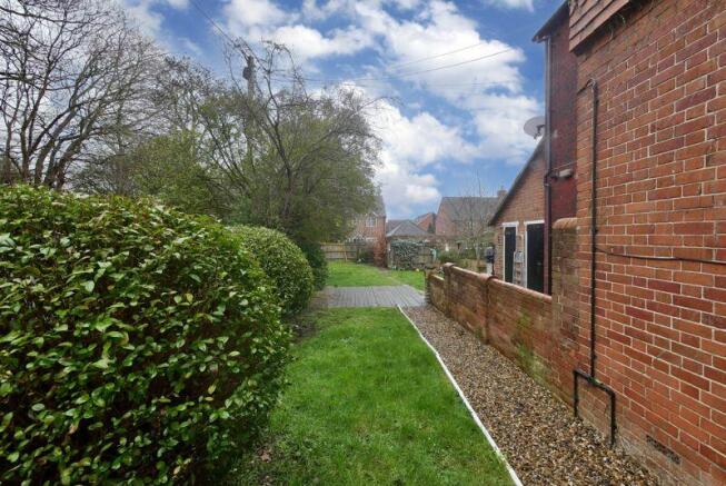 SIDE/REAR GARDEN