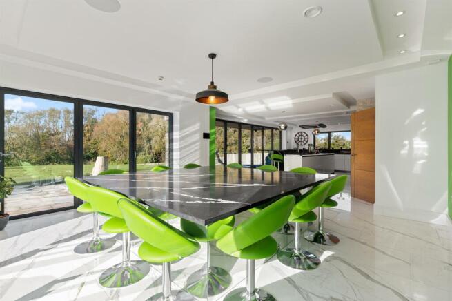 5 bed Detached for sale Image 10