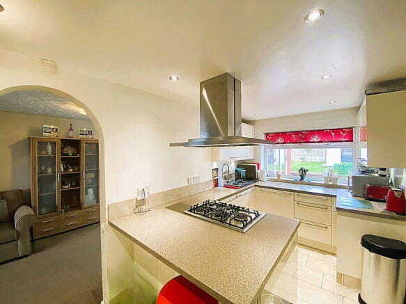 4 bed Detached for sale Image 8