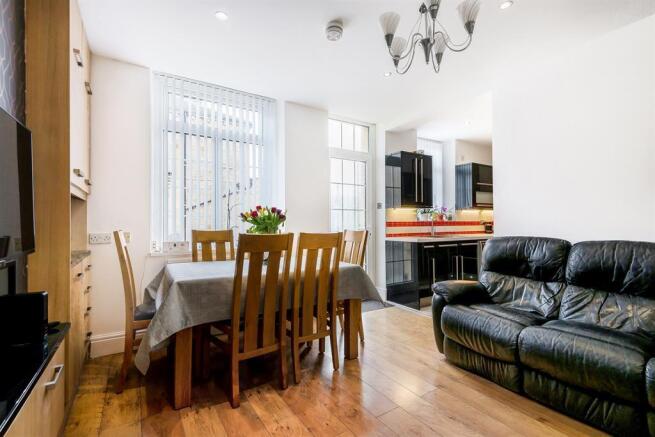 2 bed Apartment to rent Image 5