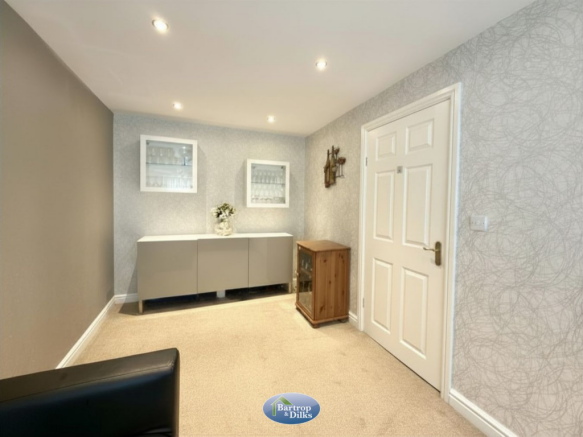 5 bed Detached for sale Image 11
