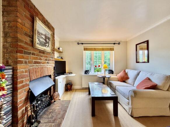 Wooburn Green - Beautiful Spacious Cottage  photo 4