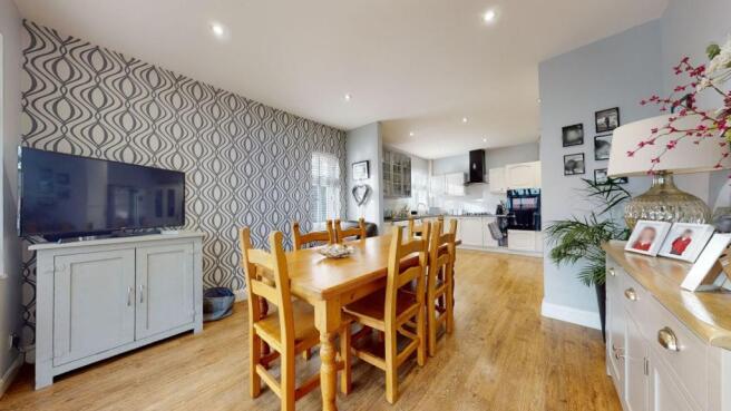KITCHEN/DINING ROOM