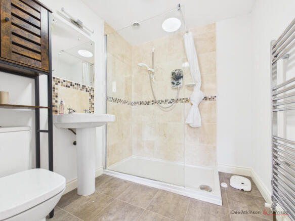 4 bed House to rent Image 11