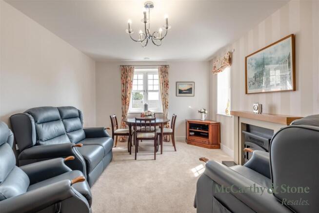 8702431-interior02.jpg
