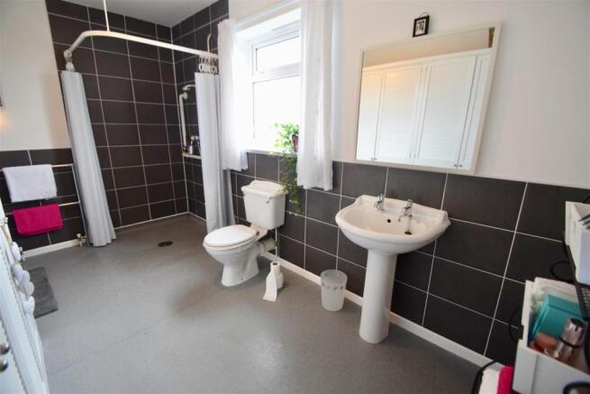 Ensuite 2.jpg