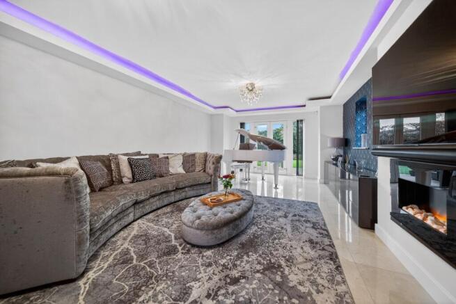 5 bed Detached for sale Image 12