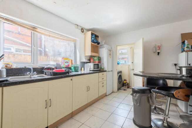 4 bed House of Multiple Occupation for sale Image 5