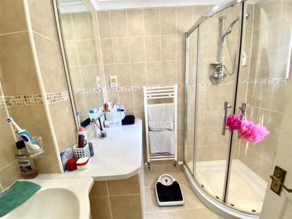 EN-SUITE SHOWER