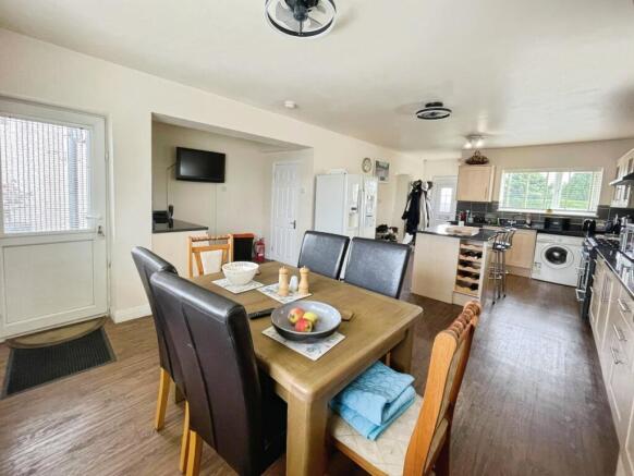 4 bed Semi-Detached for sale Image 5