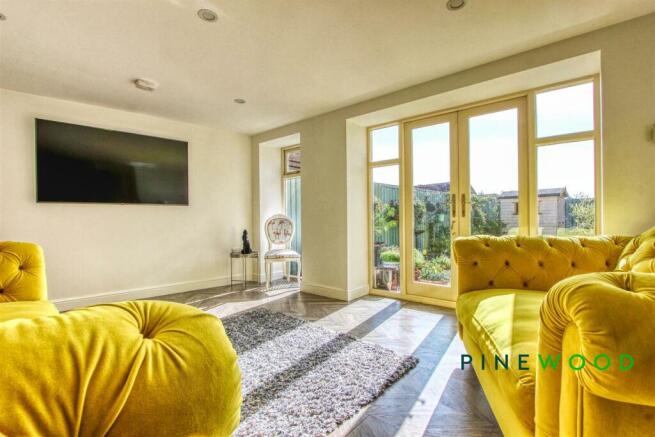 FAMILY LOUNGE