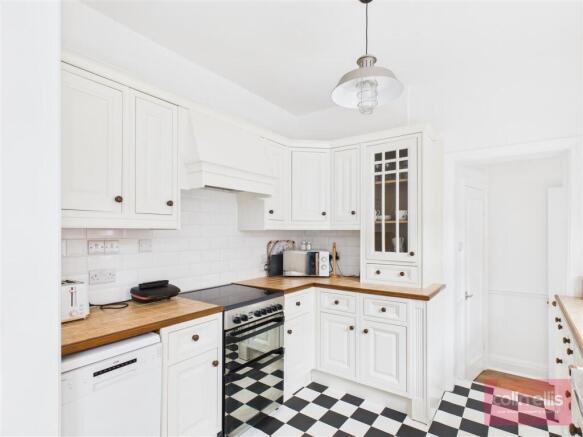 5 bed Detached for sale Image 7