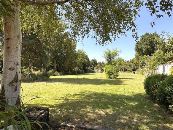 Generous Private Garden 050