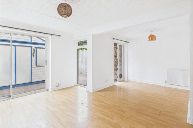 CAM02545G0-PR0469-STILL005