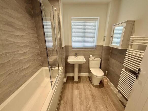 17 Foxglove Bathroom.jpg