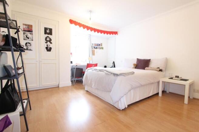 Bright spacious bedroom with study area and des...