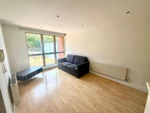 Living Room / Dining Area: