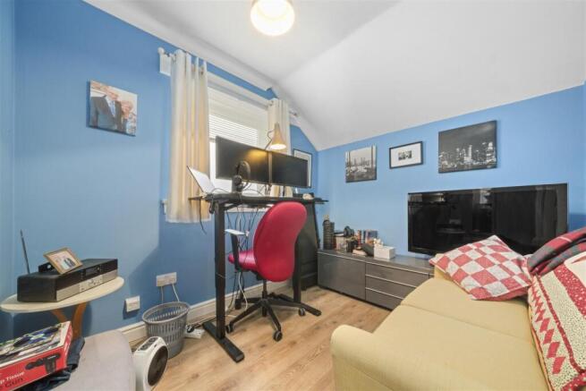 Bedroom 1 (2).JPG