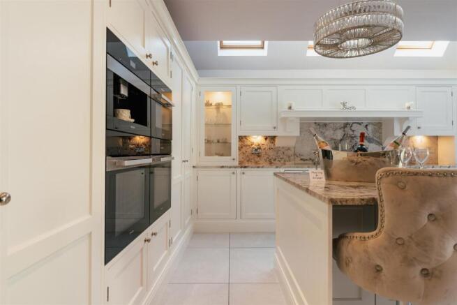 6 bed Detached for sale Image 12