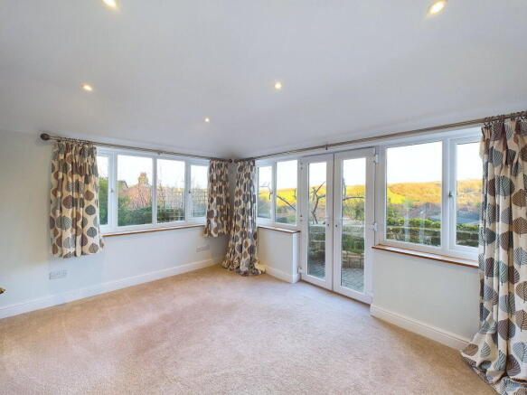5 bed Detached for sale Image 7