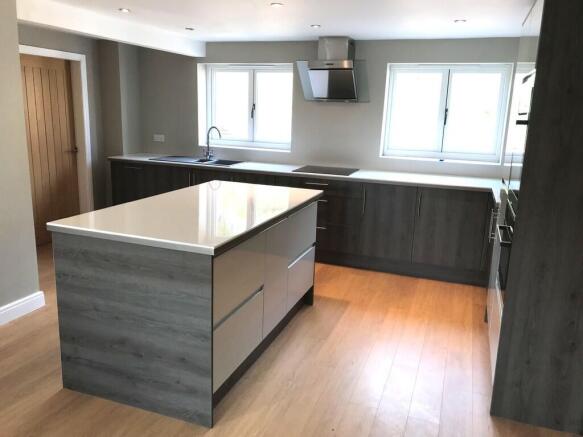 4 bed Semi-Detached to rent Image 6