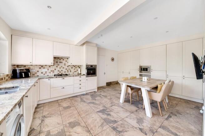 5 bed Detached for sale Image 4