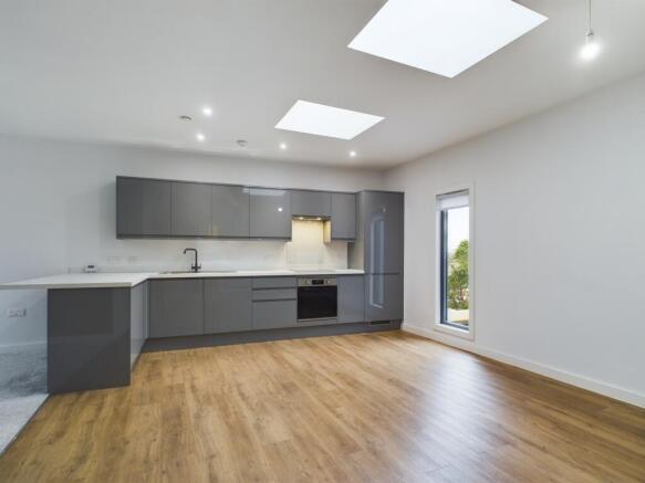 2 bed Flat to rent Image 5