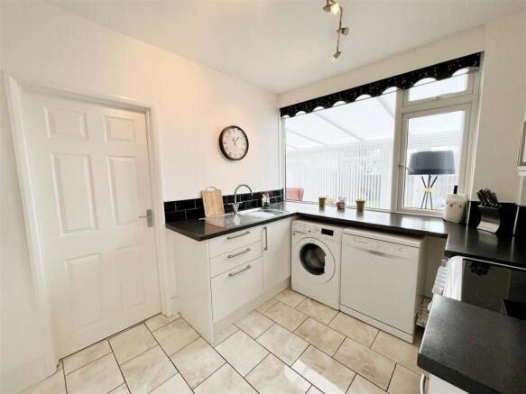 Kitchen pic 2.jpg