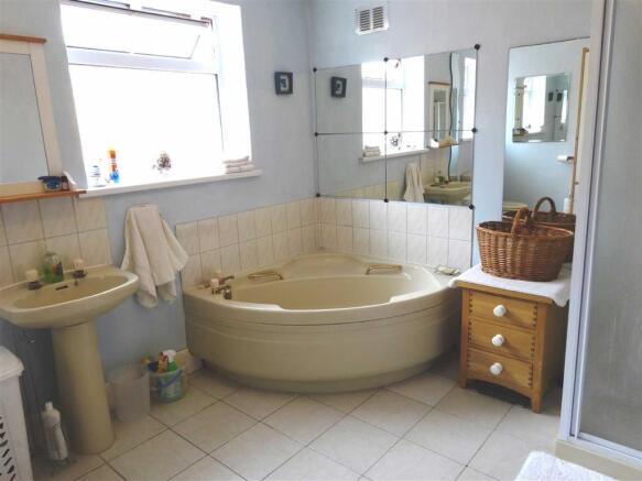 LARGE BATHROOM