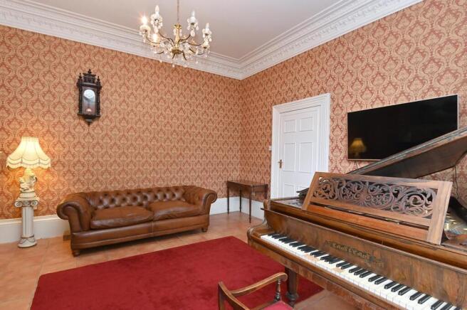 6 bed Semi-Detached for sale Image 5
