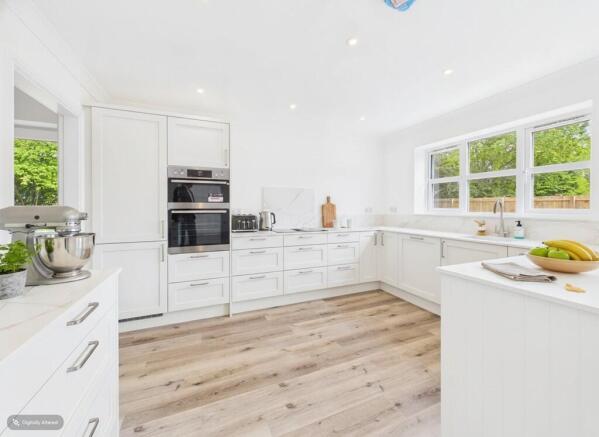 4 bed Detached for sale Image 8