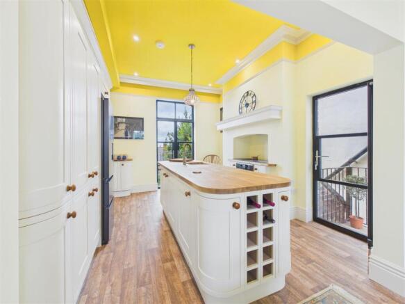 4 bed House for sale Image 7