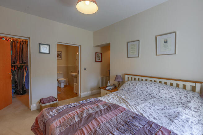 3 bed Apartment for sale Image 8