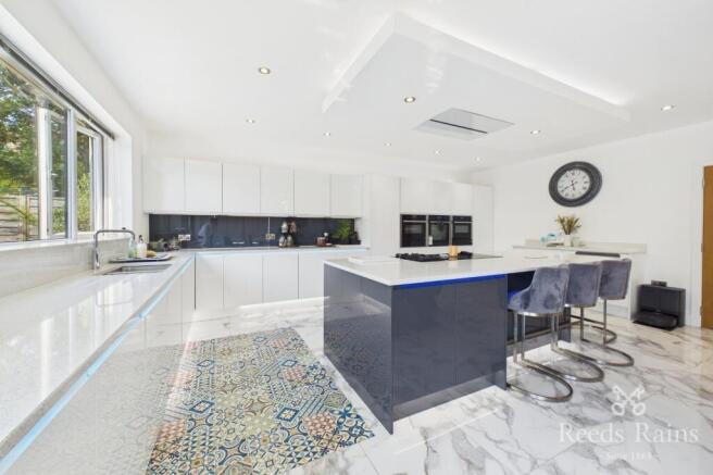 6 bed Detached for sale Image 12