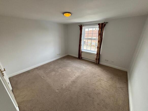 4 bed House to rent Image 8