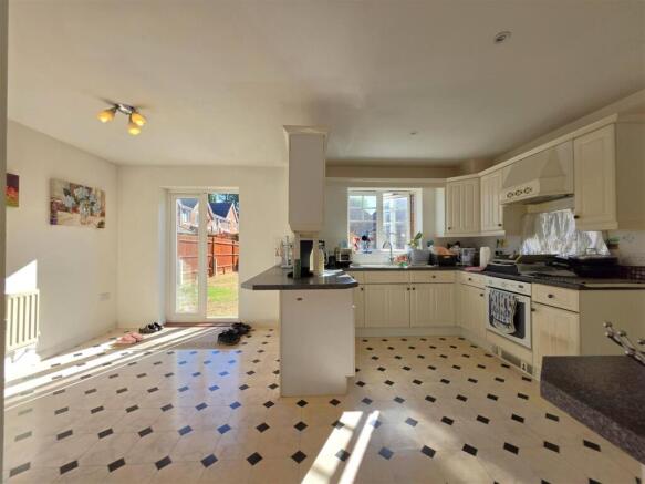 Kitchen breakfast room.jpg