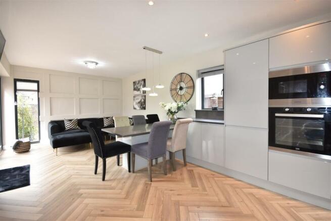 KITCHEN/DINER & LIVING AREA