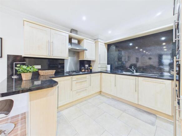 2 bed Flat for sale Image 6