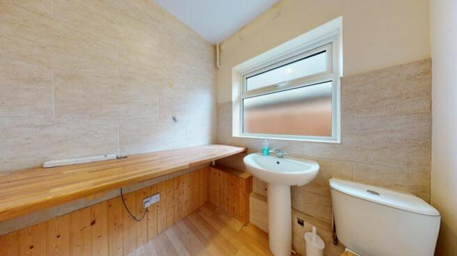 CLOAKROOM/UTILITY